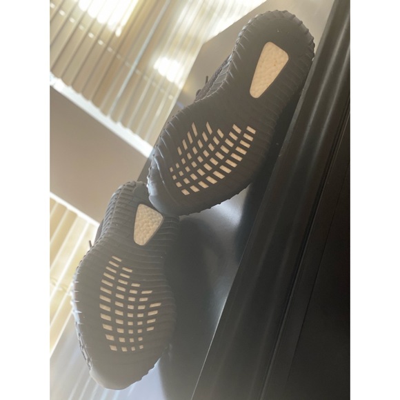 ⚫️🔴Yeezy Boost 350 V2🔴⚫️ - Picture 5 of 6
